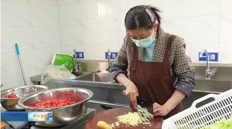 江苏东台高新区团北村:老人乐享家门口的“幸福味道” 江苏东台高新区团北村:老人乐享家门口的“幸福味道”