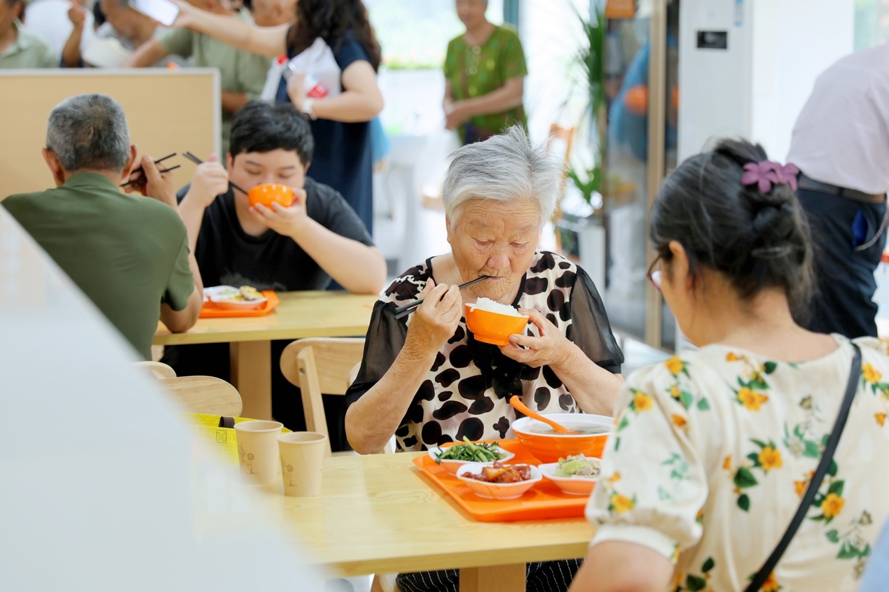 江苏阳澄湖镇首家社区食堂“屋里湘”邻里小厨开张 江苏阳澄湖镇首家社区食堂“屋里湘”邻里小厨开张